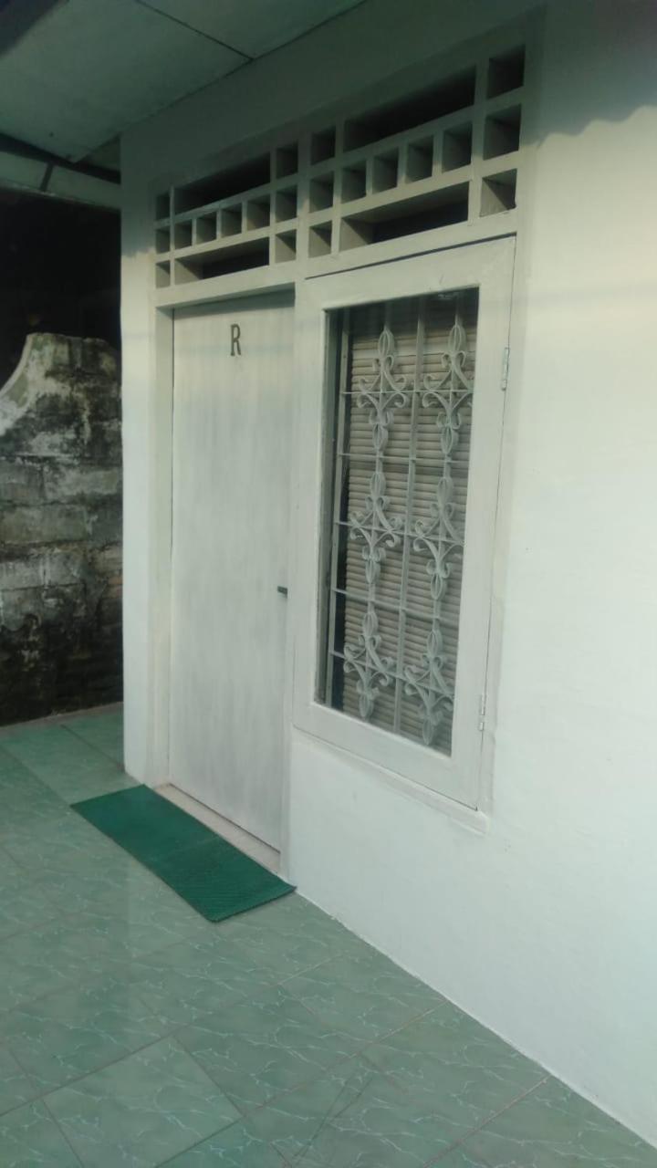 Kos Omah Yanto 19 Guest House Jakarta Eksteriør bilde